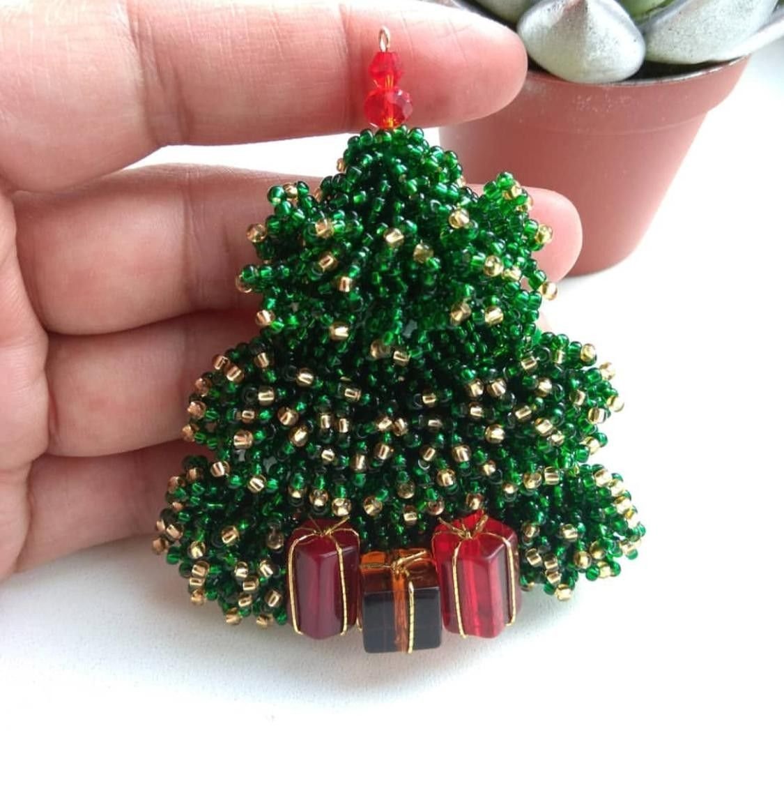 Брошь елка из бисера