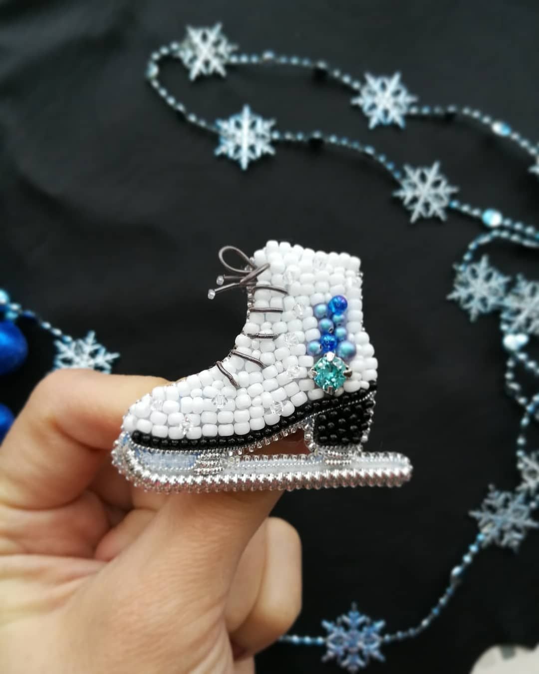 Снеговик брошь бисер