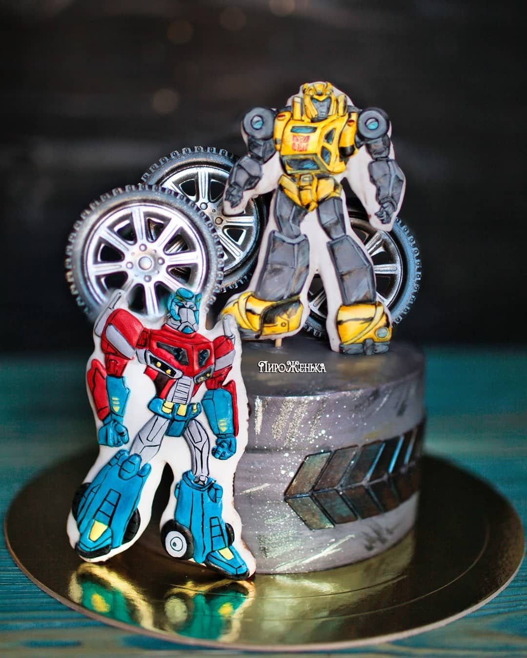 Торт с роботами