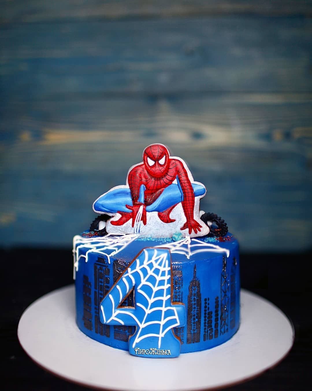 Торт голова человека паука