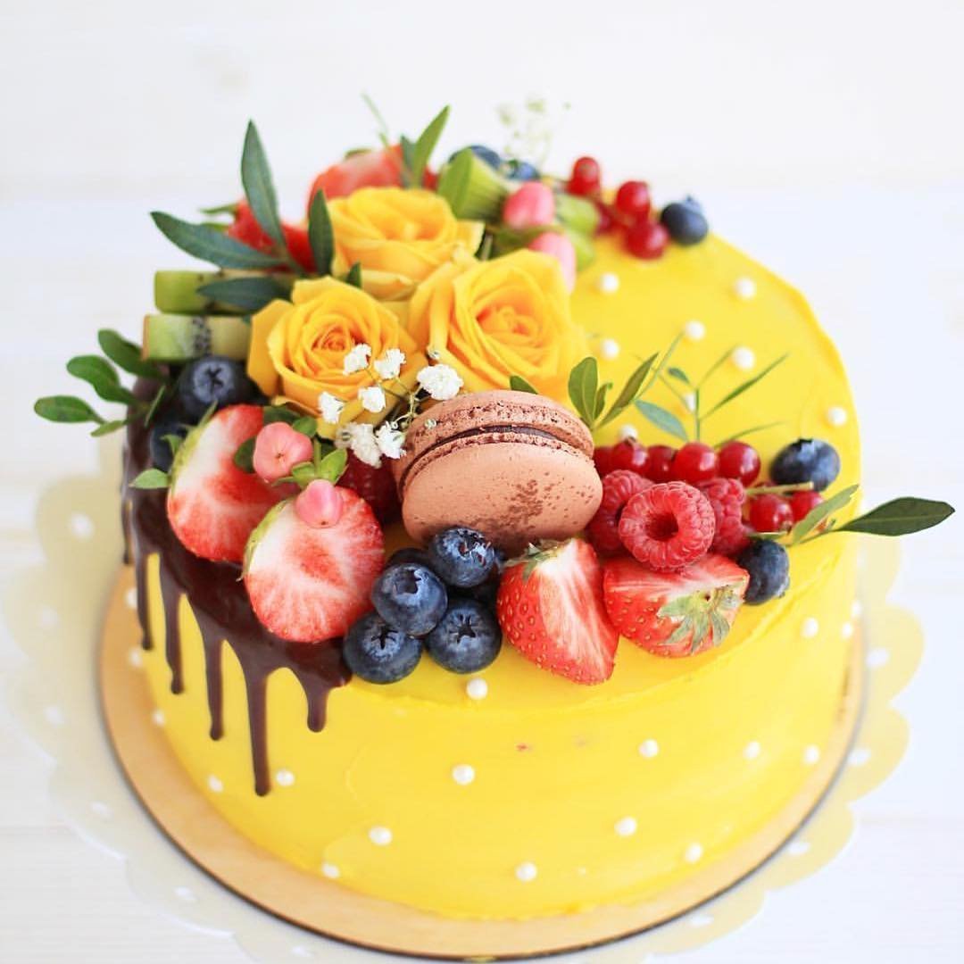 Украшение торта цветами и фруктами