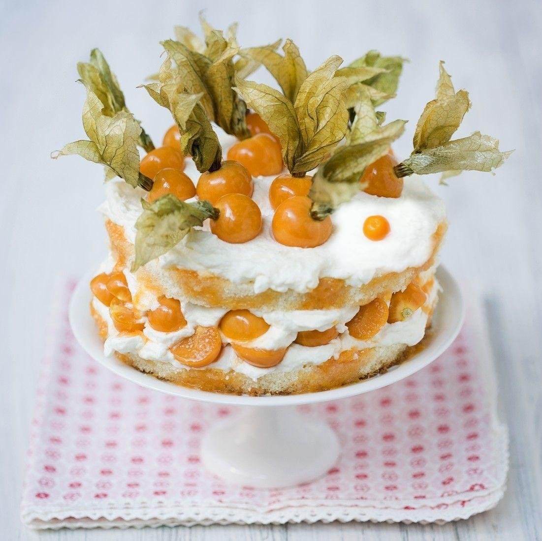 Торт украшенный физалисом