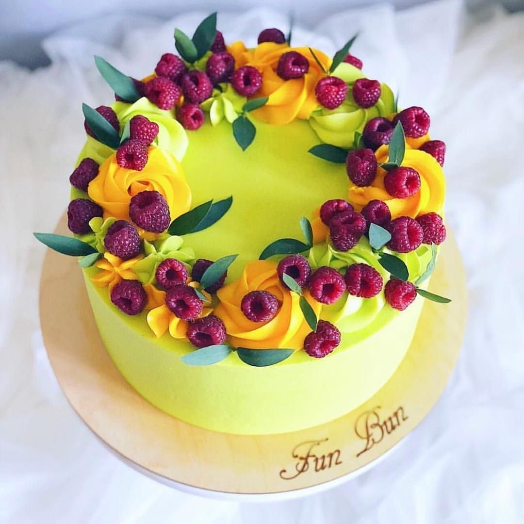 Украшения на торт из цветов и фруктов