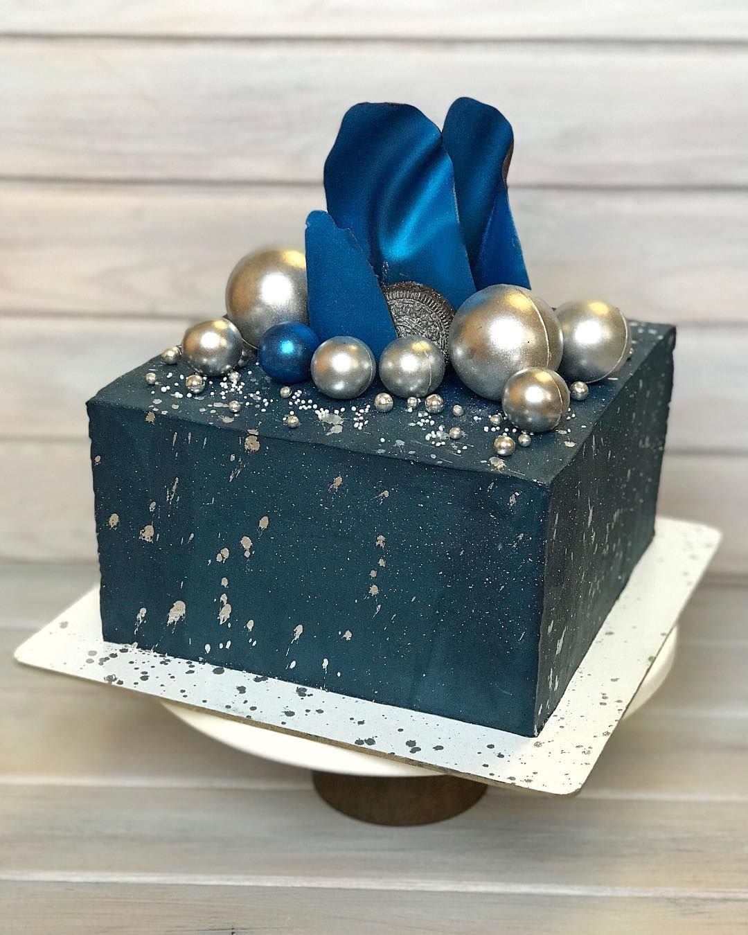 Стильный квадратный торт