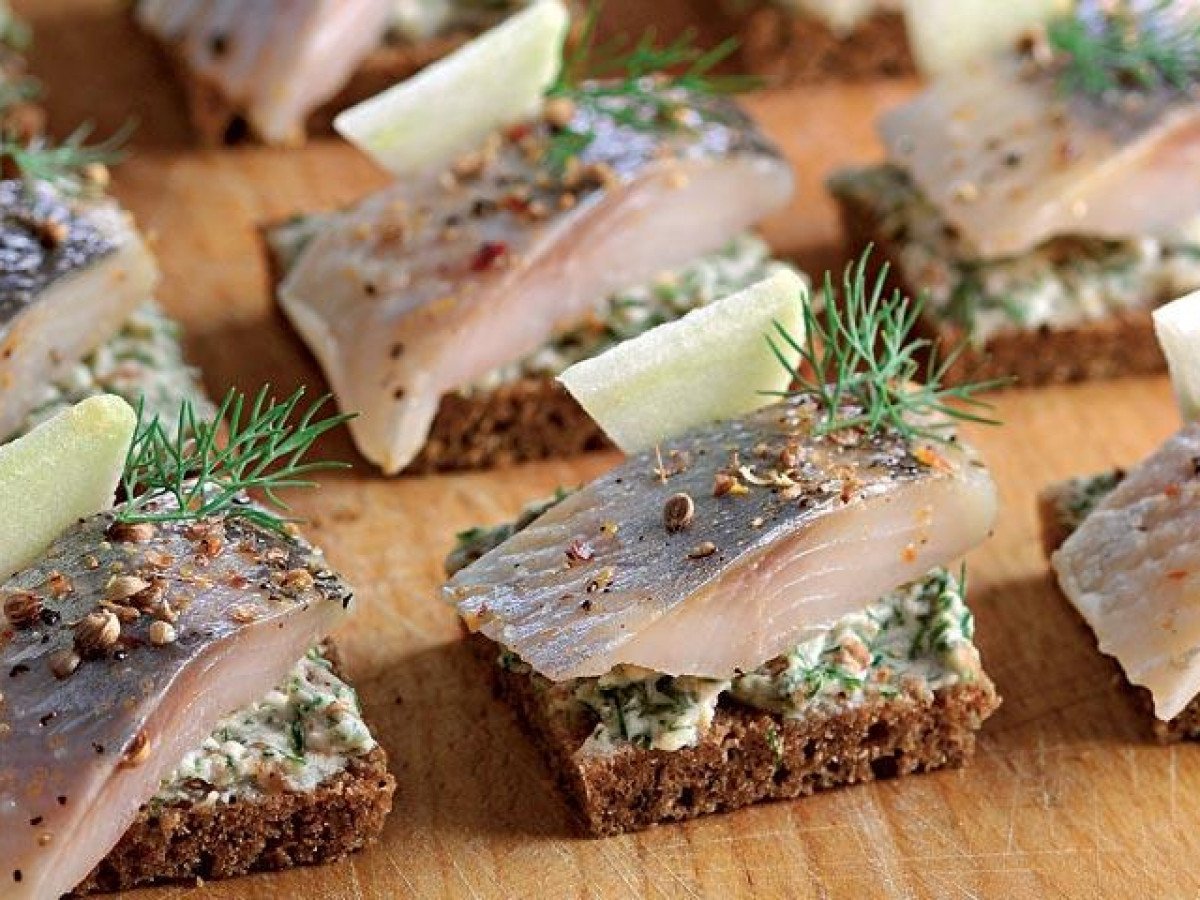 Бутерброды с селедкой