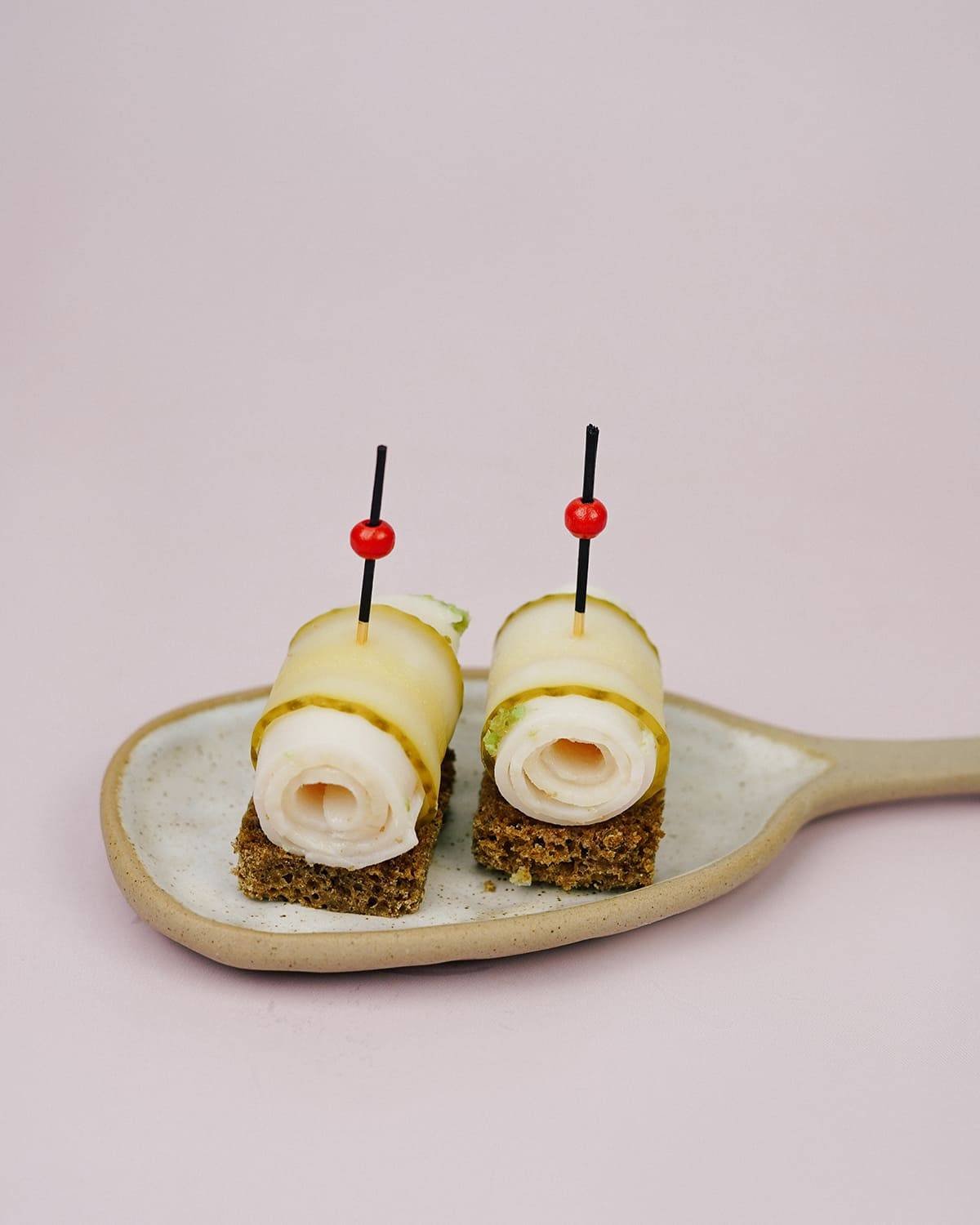 Канапе с селедкой на шпажках на праздничный