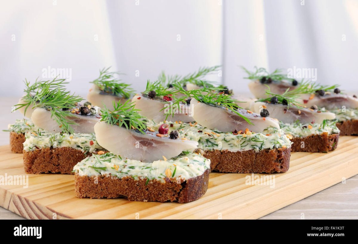 Сало с хлебом на белом фоне