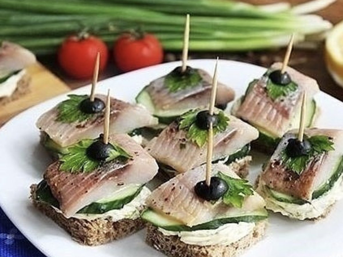 Канапе с бородинским хлебом и селедкой