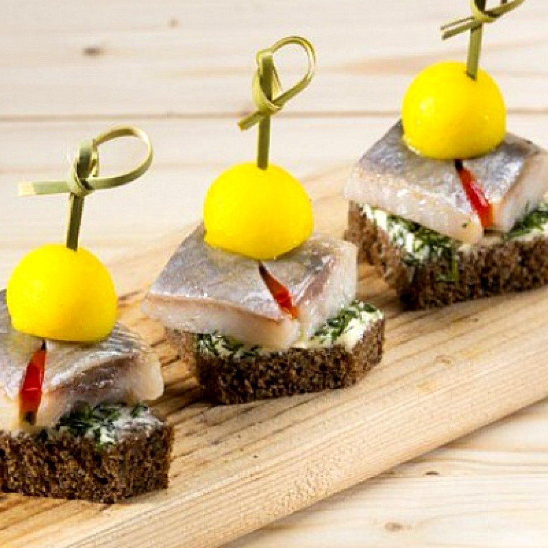 Брускетта с сельдью