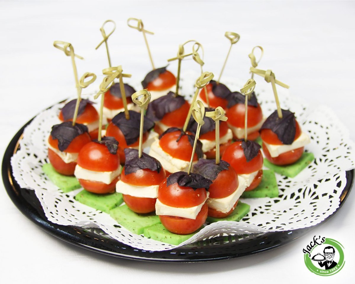 Канапе с перепелиными яйцами и помидорами черри