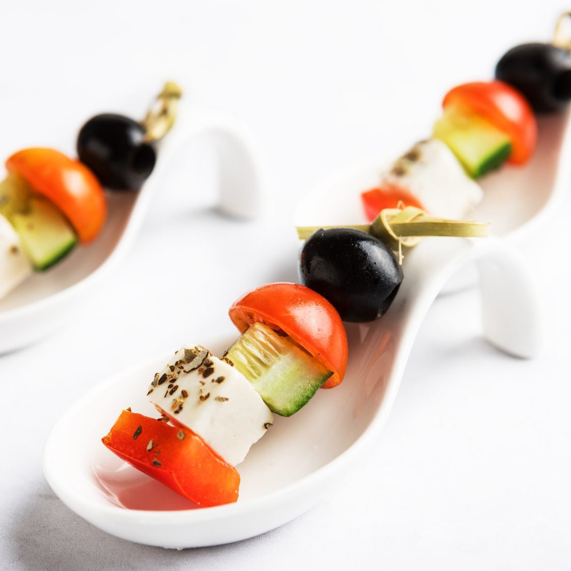 Канапе с черри и брынзой