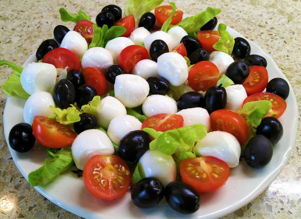 Канапе на шпажках с моцареллой и черри