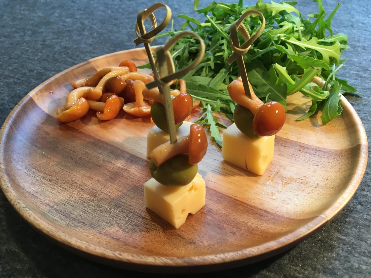 Канапе сыр Фета маслины