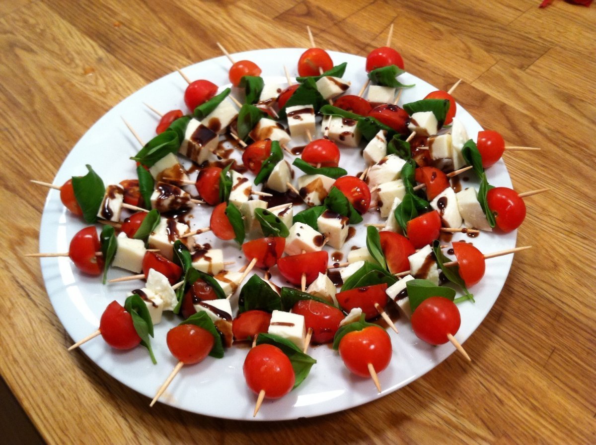 Канапе с базиликом и помидорами