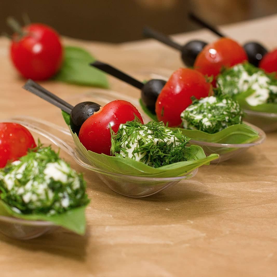 Канапе с моцареллой и перепелиными яйцами