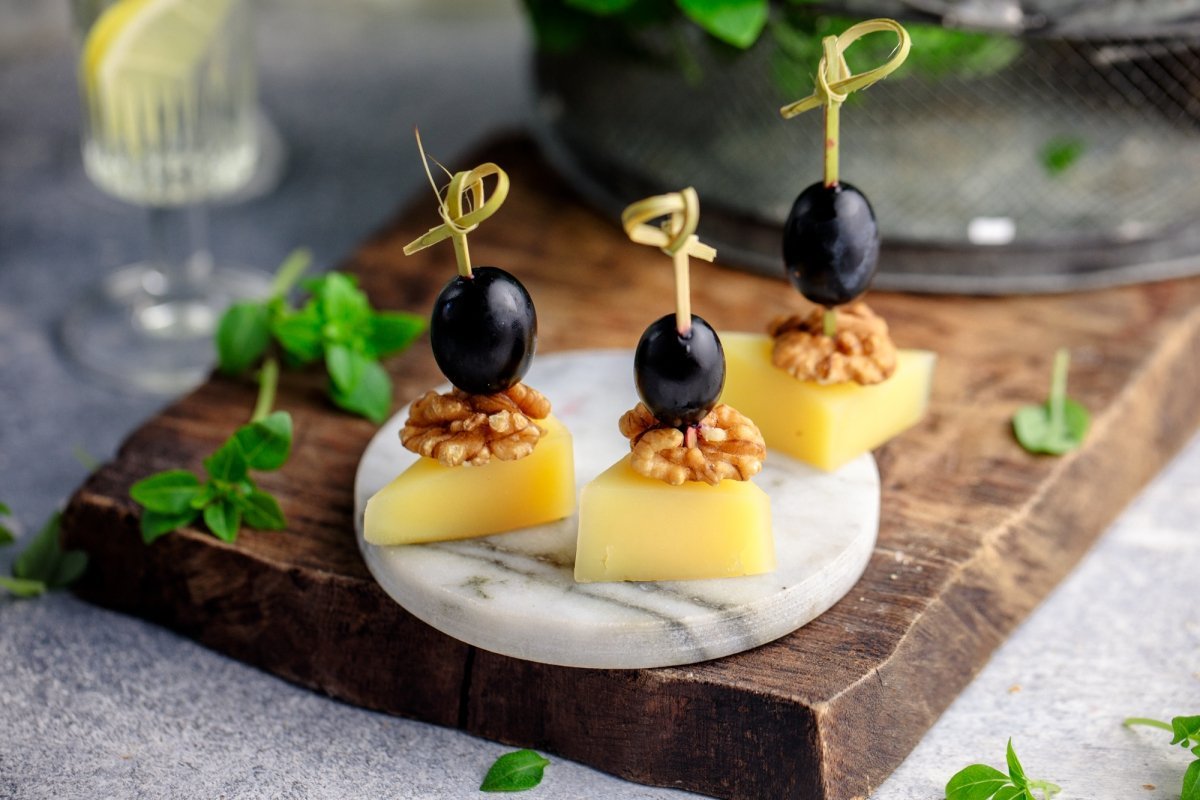 Канапе на шпажках с моцареллой и черри