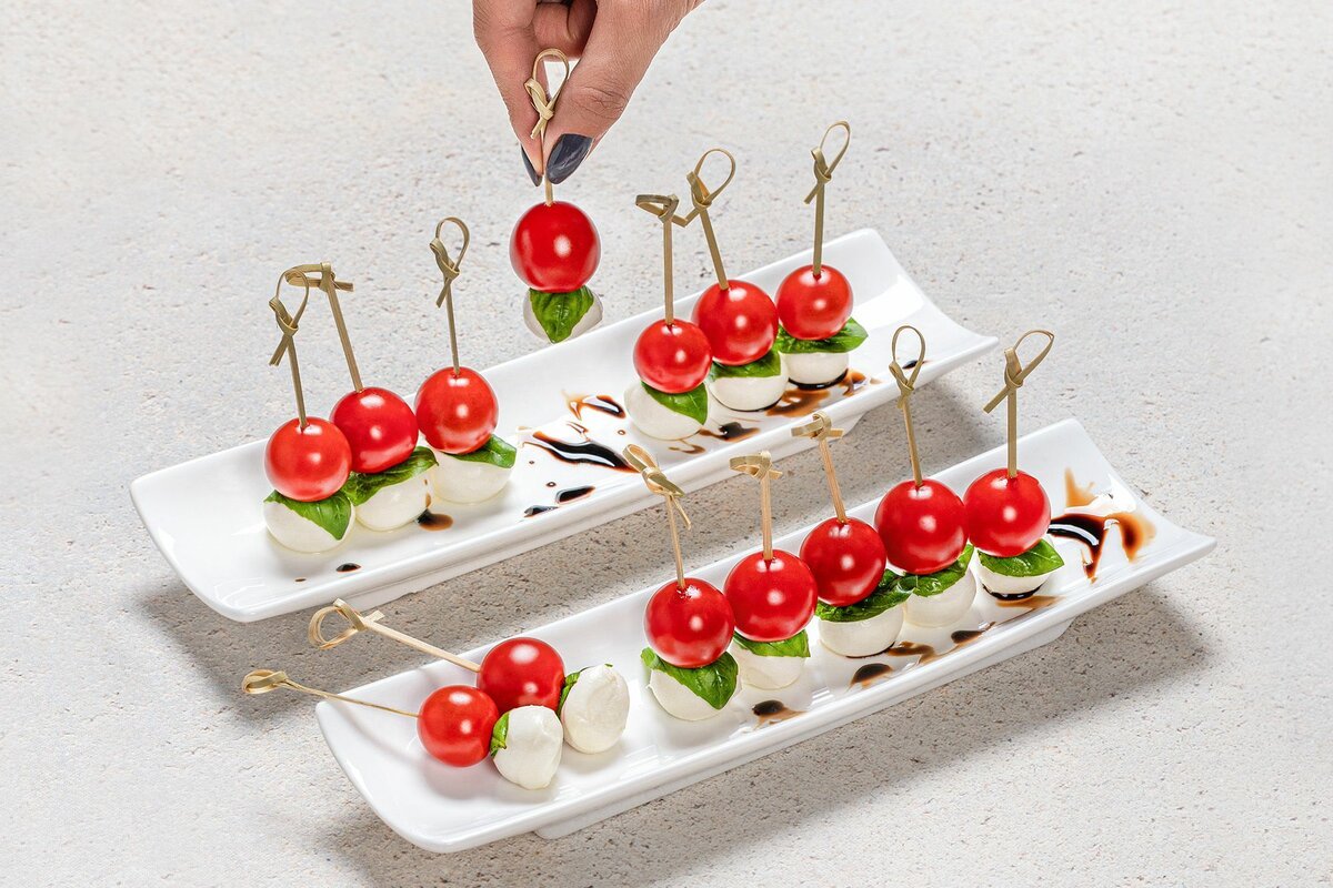 Канапе из моцареллы и соус песто