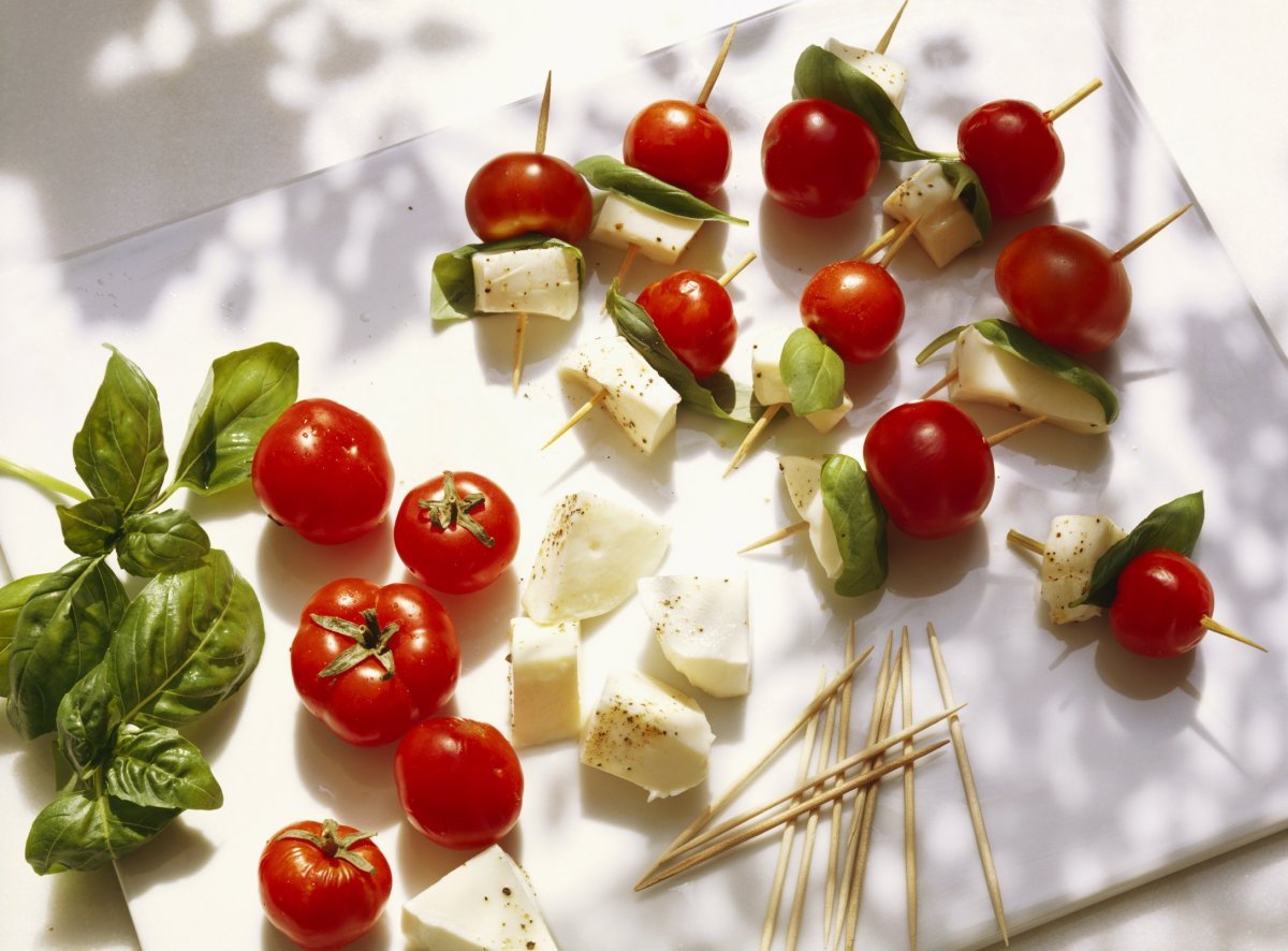 Моцарелла с черри и базиликом