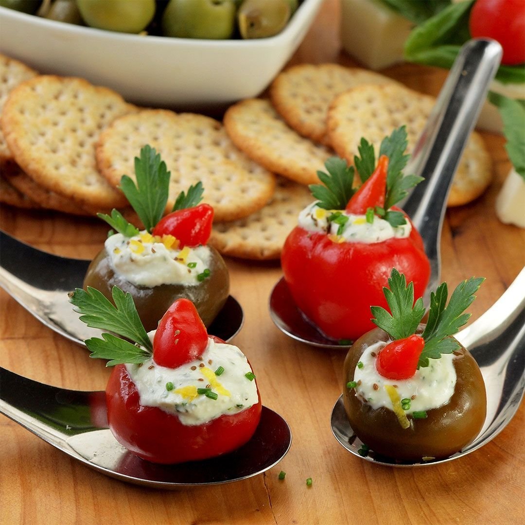 Мильфей из моцареллы с соусом песто