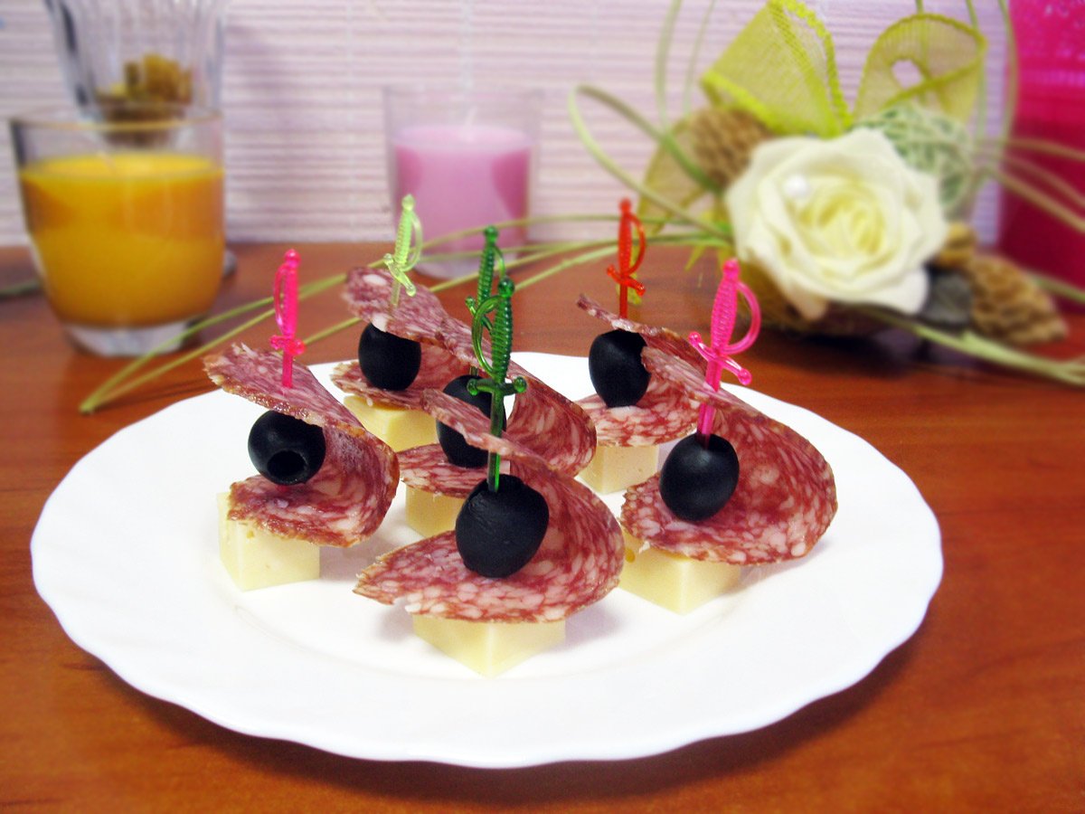 Канапе с сырокопченой колбасой и огурцом