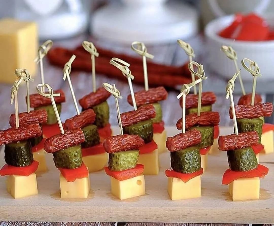 Канапе с сырокопченой колбасой