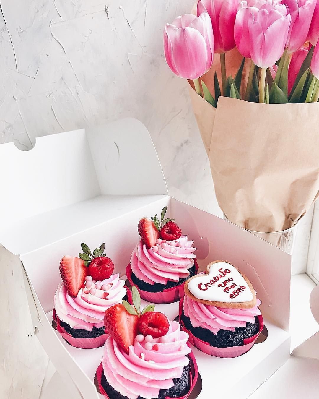 Торт с живыми цветами