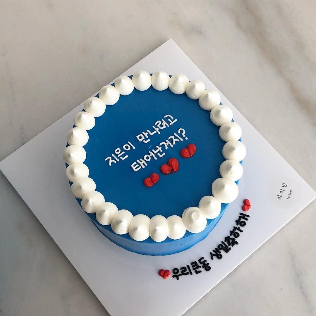 Торт с макаронс и ягодами для девочки