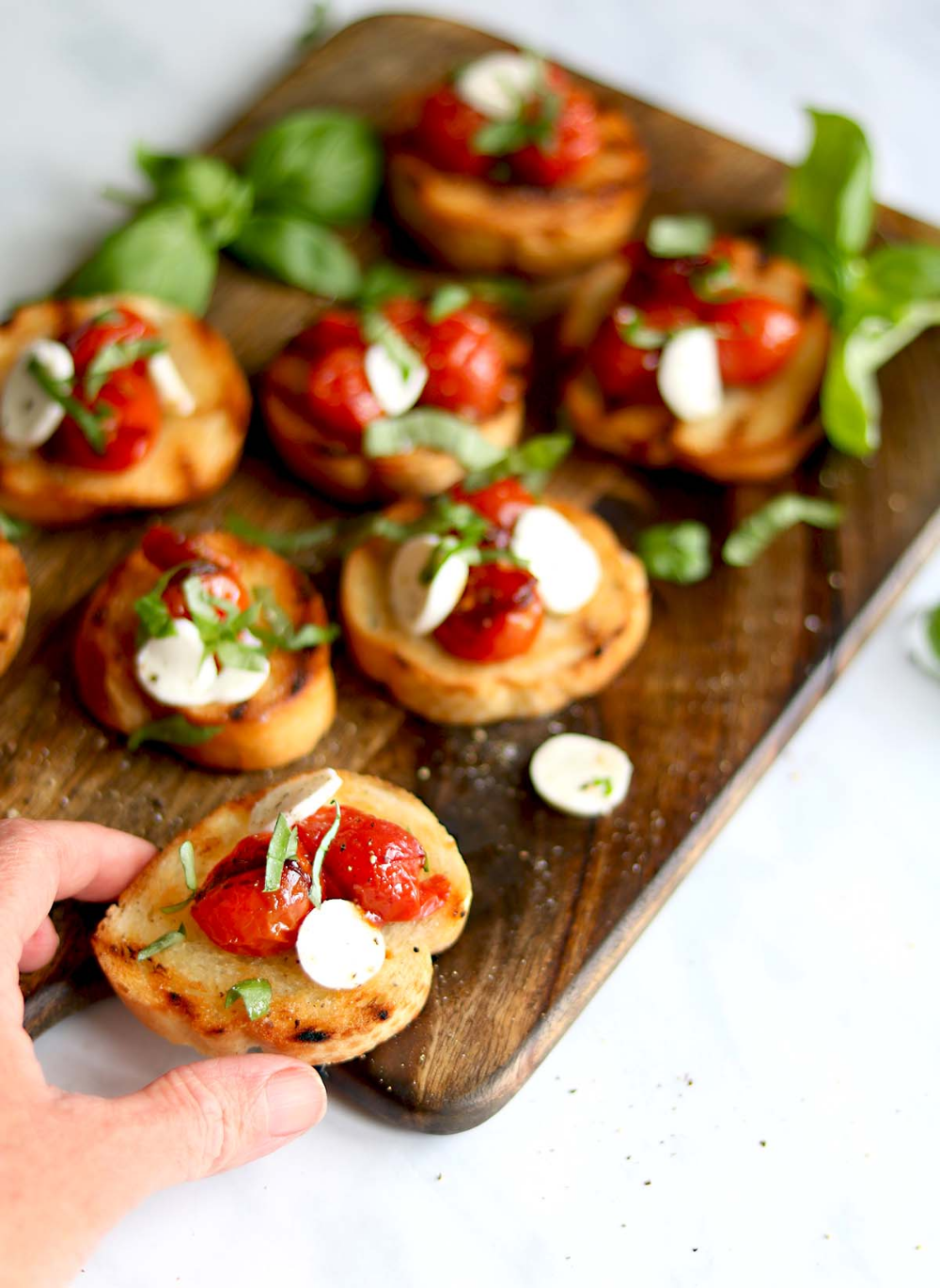 Канапе с вялеными помидорами