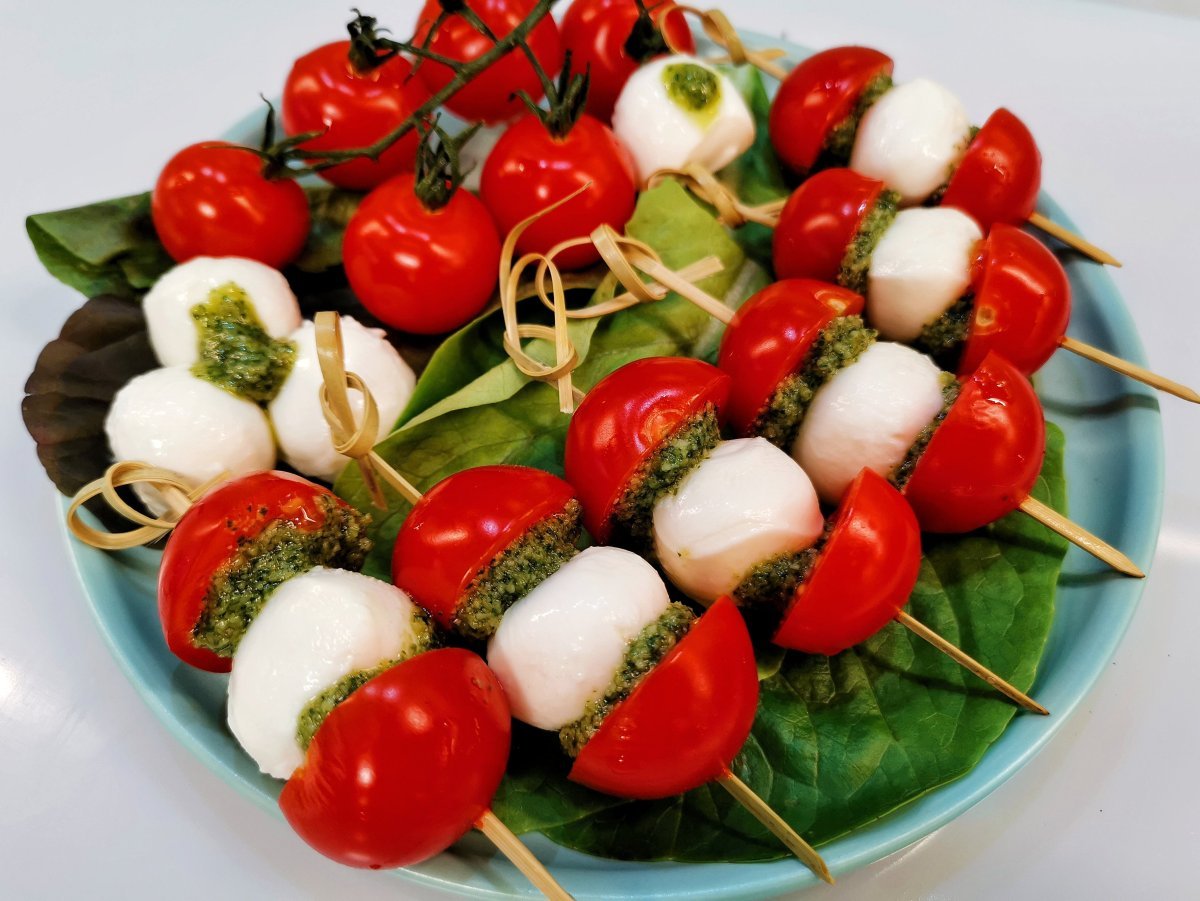 Канапе моцарелла с черри и базиликом