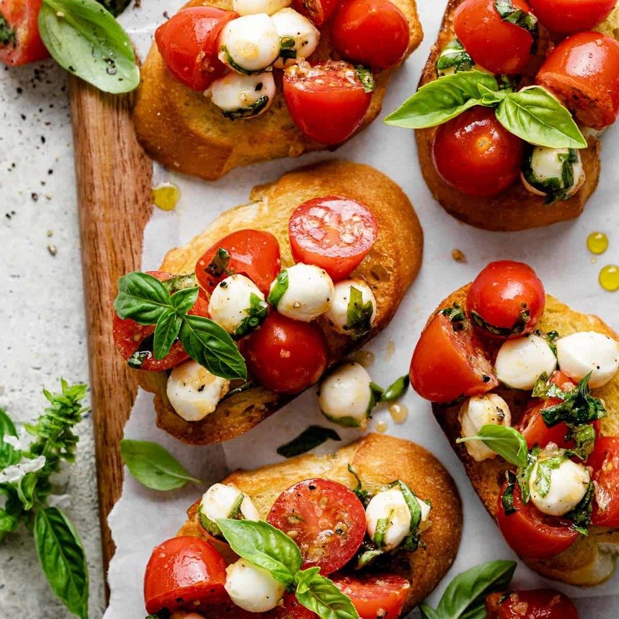 Моцарелла с вялеными помидорами брускетта