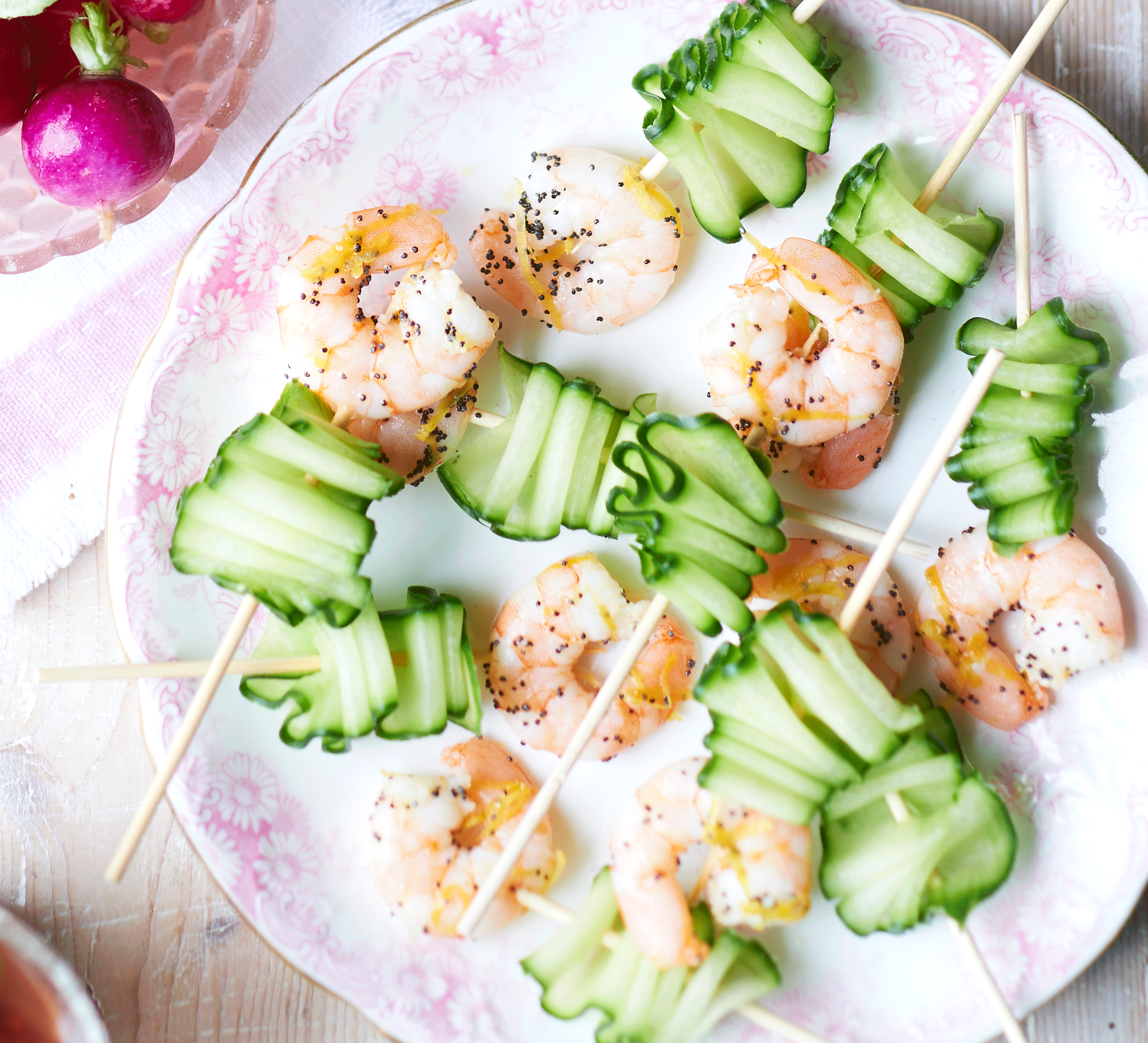 Канапе с огурцом. Закуска на шпажках с огурцом. Закуска со свежего огурца на шпажке. Канапе с креветками и огурцом на шпажках.