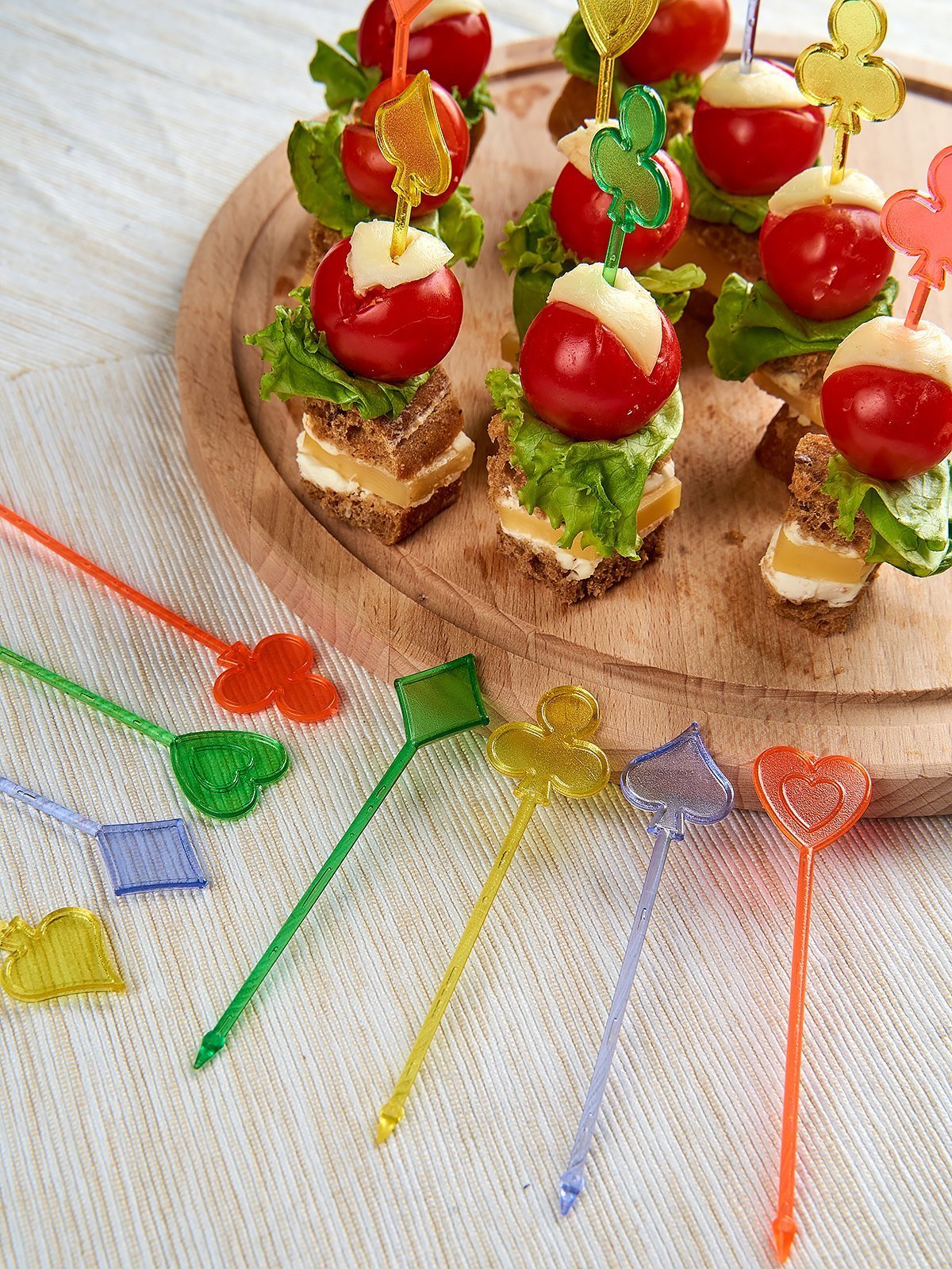 Канапе с ветчиной и черри