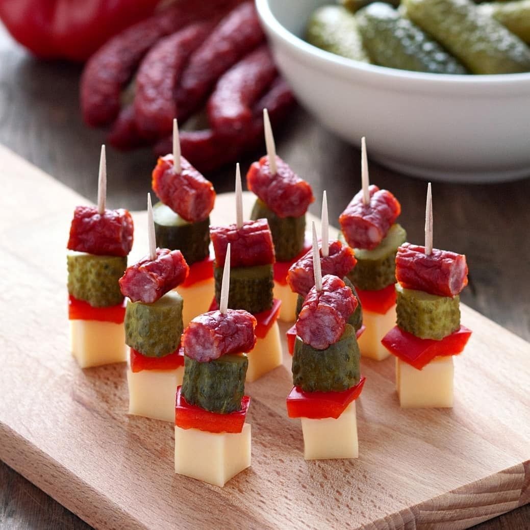 Канапе с виноградом на шпажках