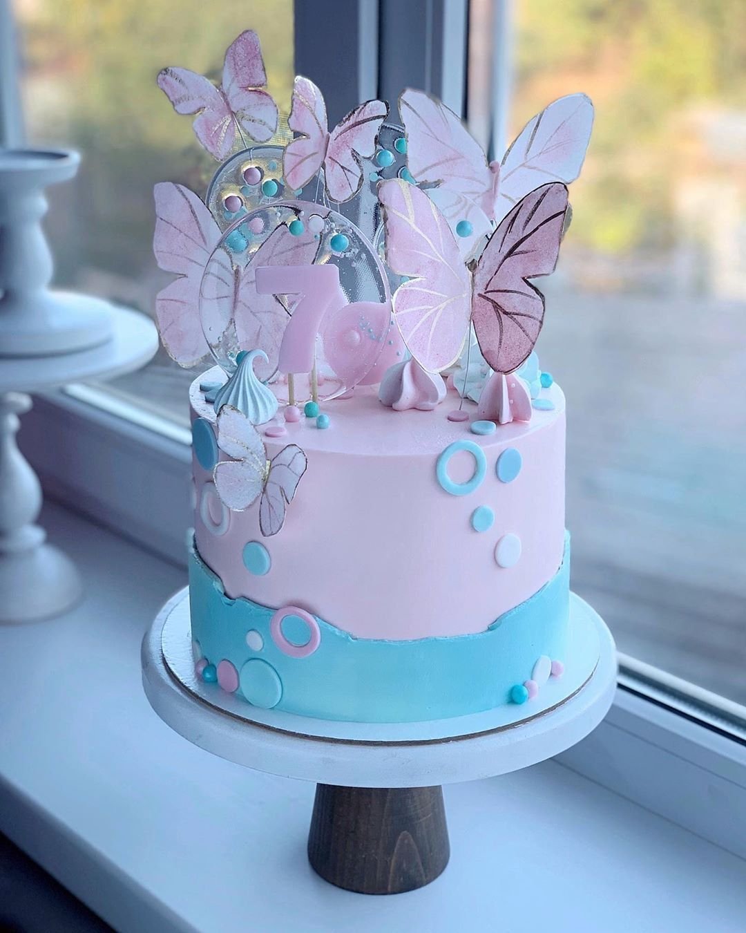 Декор торта для девушки