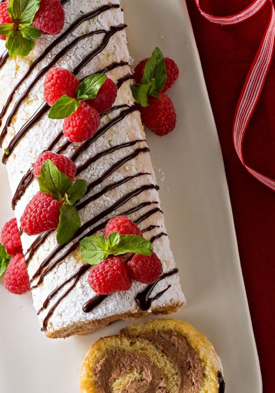 Бисквитный рулет с клубникой