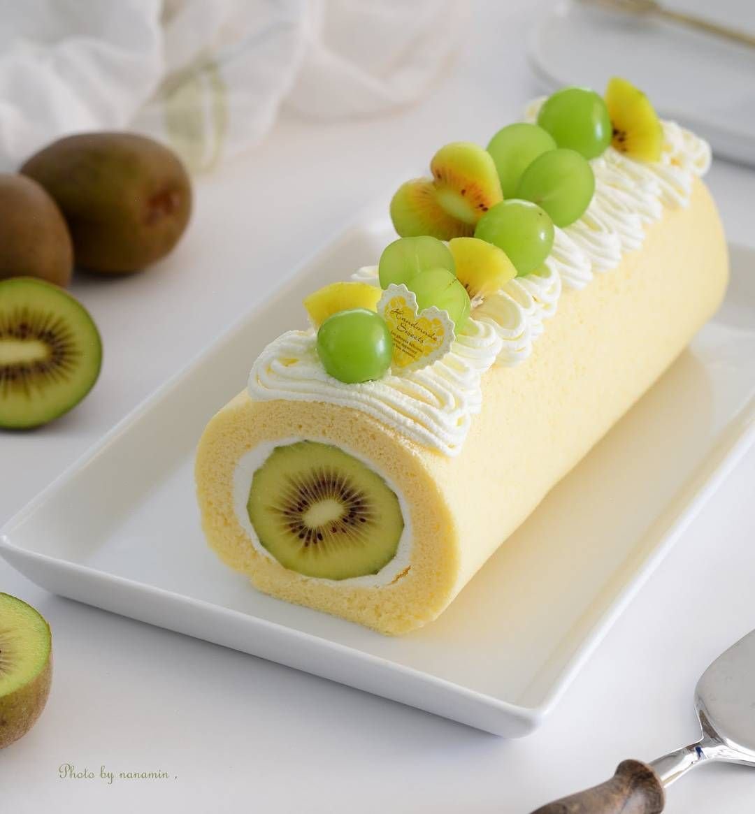 Украшение рулета фруктами