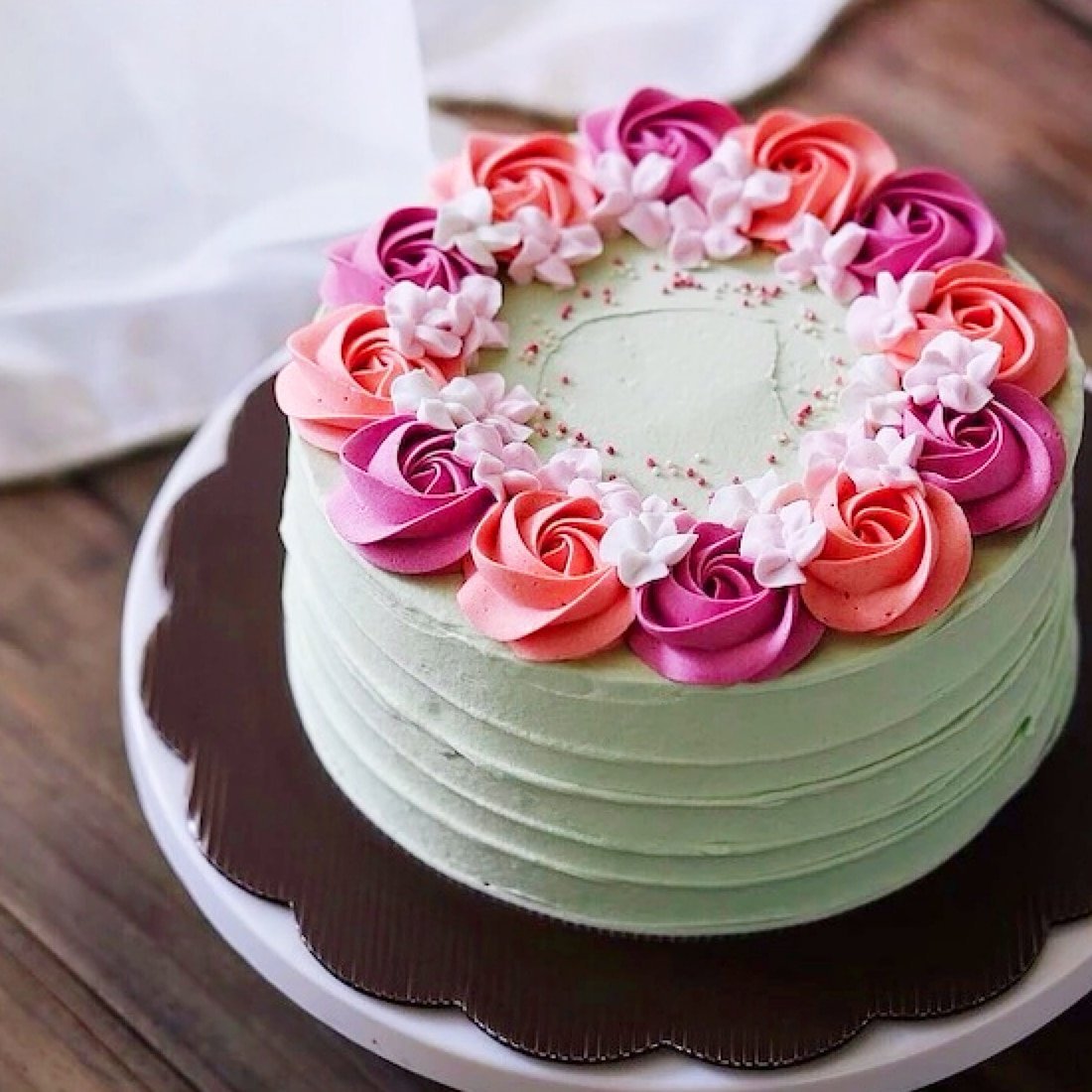 Красиво украшенные торты фото. Декор торта кремом чиз. Крем чиз цветы. Стильное украшение торта. Кремовое украшение торта.