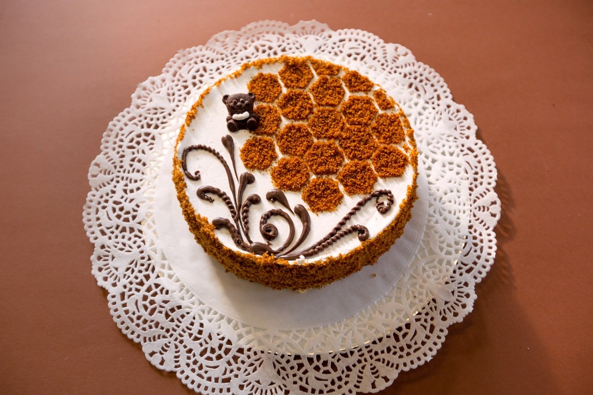 Украшение торта медовик