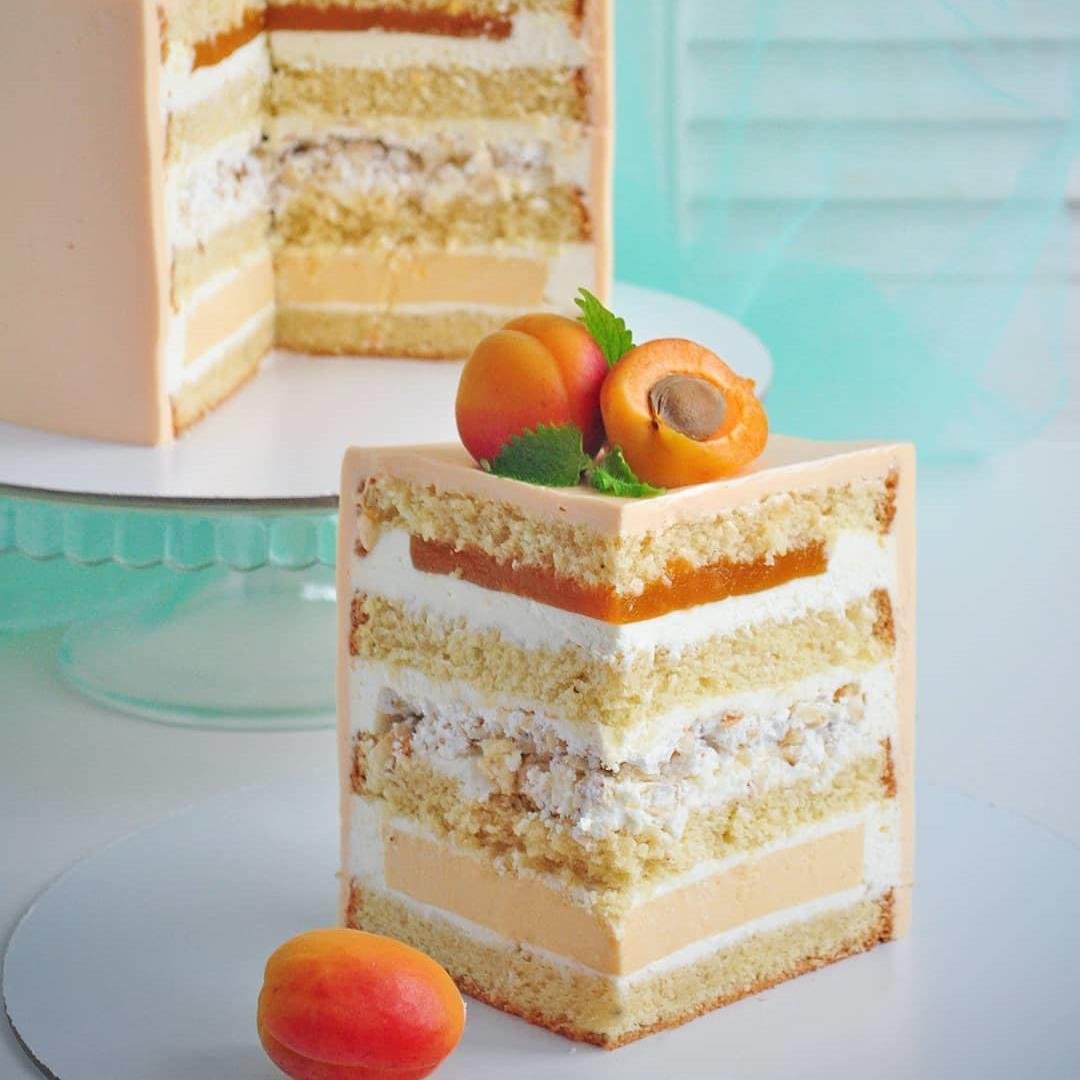 Украшение торта фруктами и безе