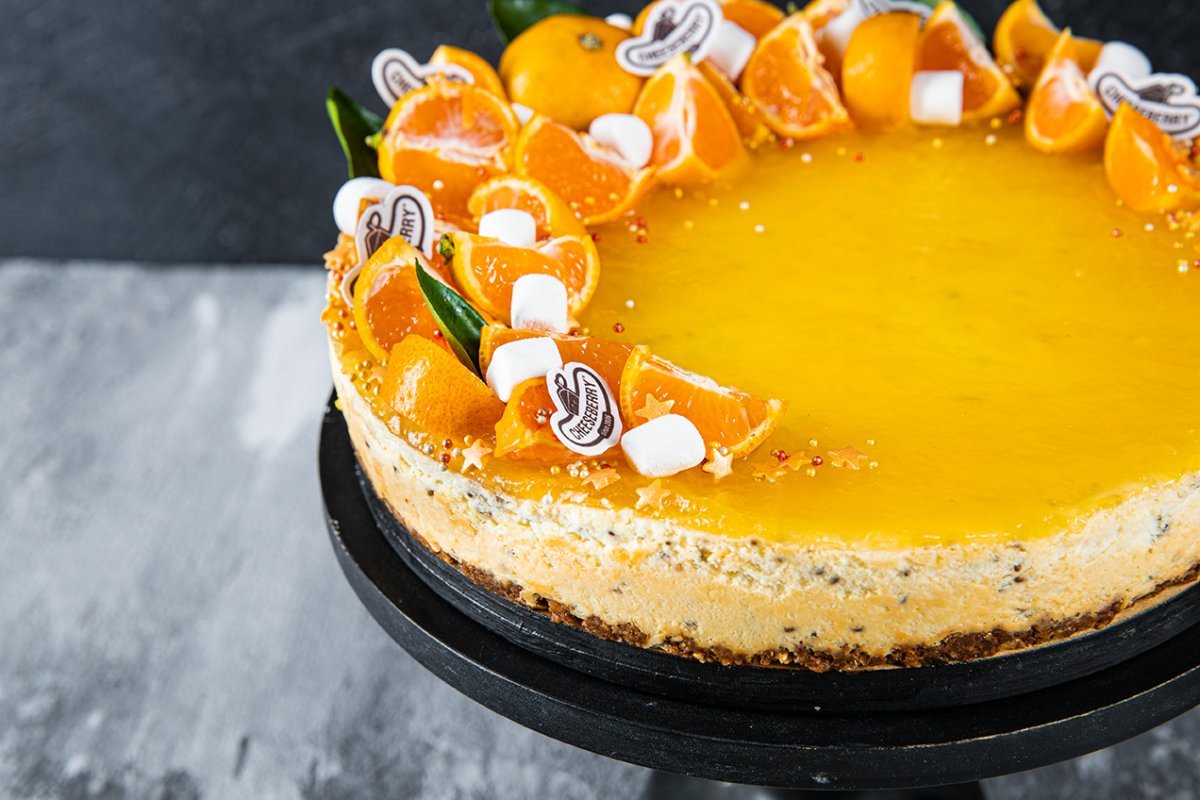 Украшение торта живыми цветами и фруктами