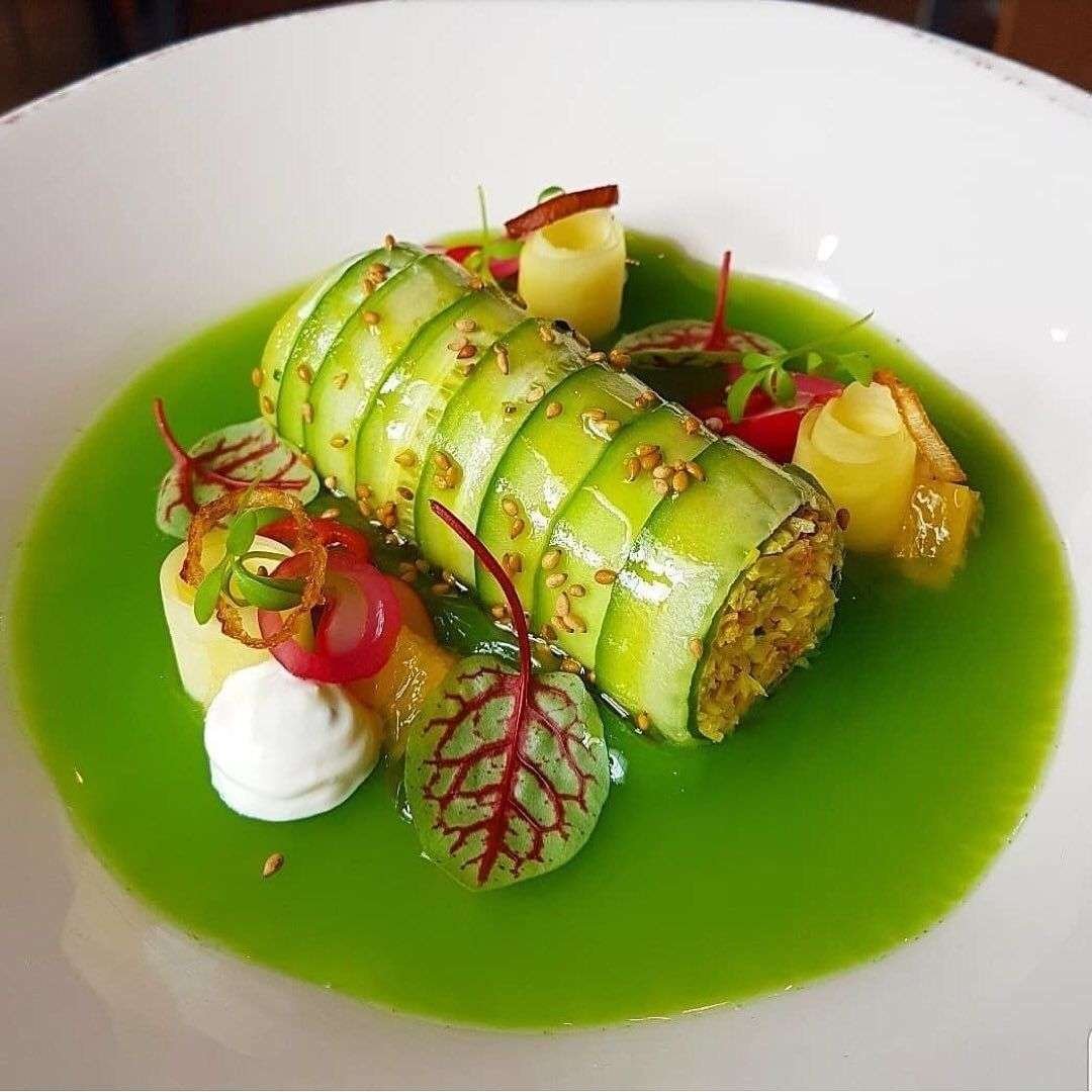 Украшение салата огурцом