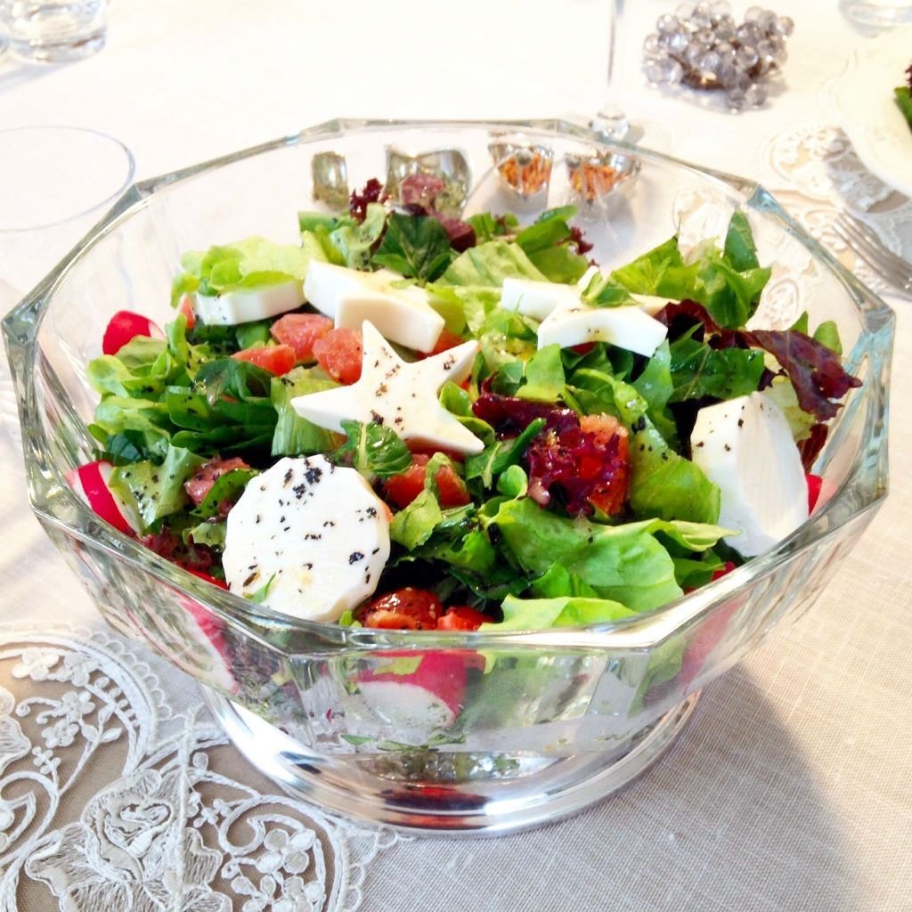 Оригинальная подача салатов на праздничный стол