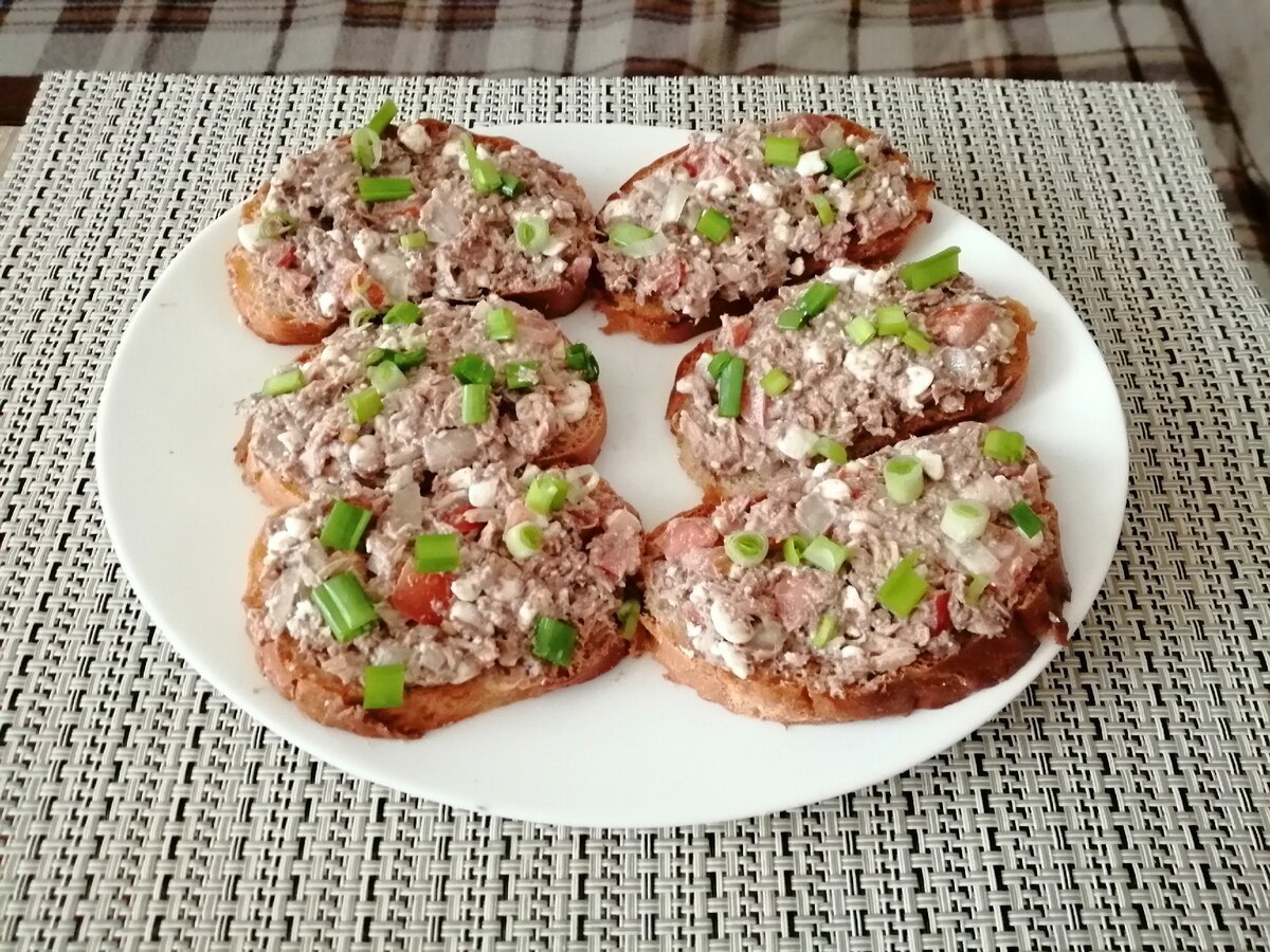 Закуска с икрой минтая