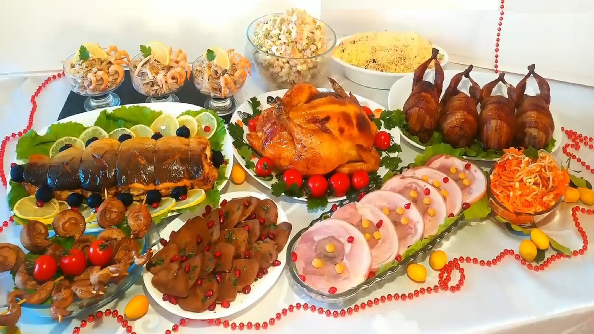Блюда стол 10. Праздничный стол на новый год. Банкетные блюда. Кулинарные блюда на новый год 2022. Рыба на праздничный стол.