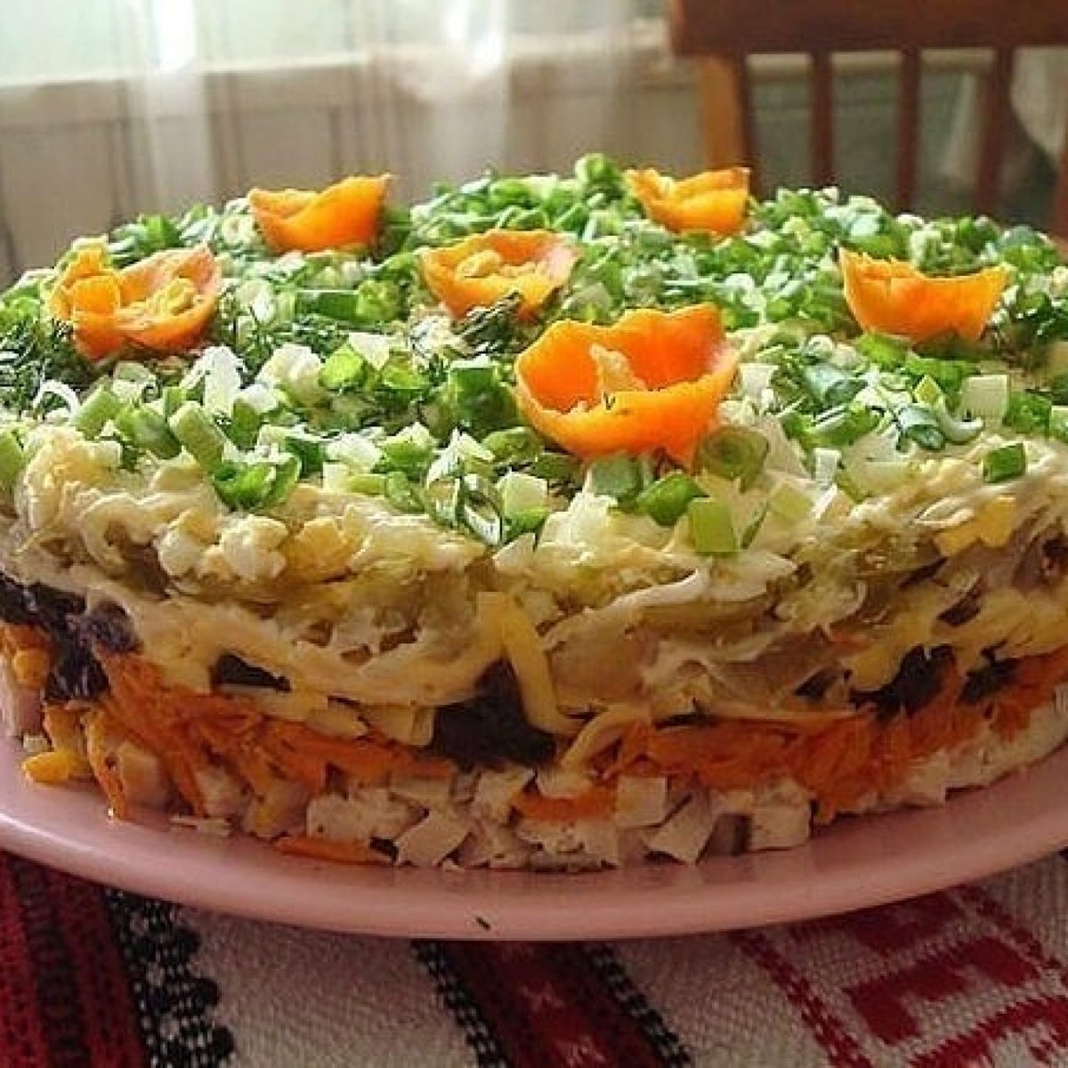 Салатыа и праздничный стол