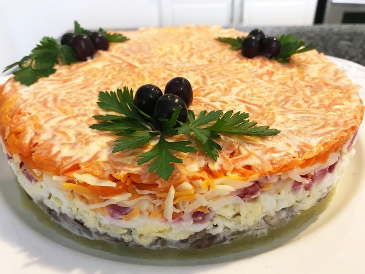 Вкусный слоеный салат