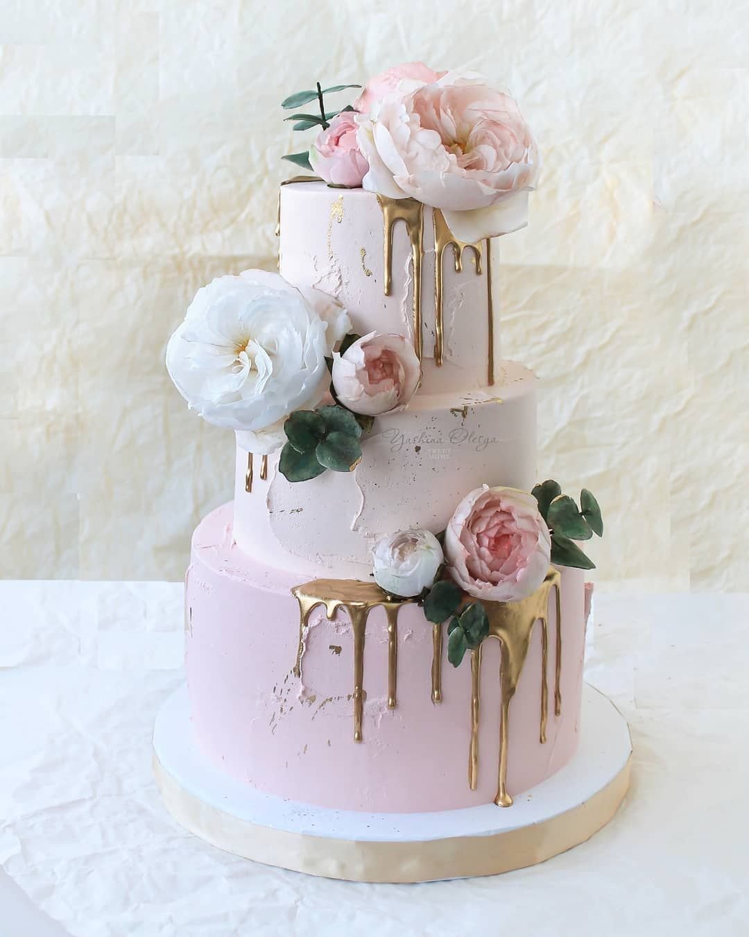 Свадебный торт с вафельными цветами