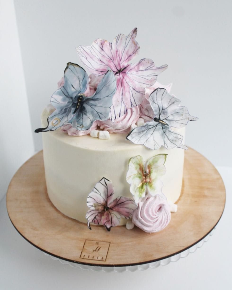 Свадебный торт с вафельными цветами