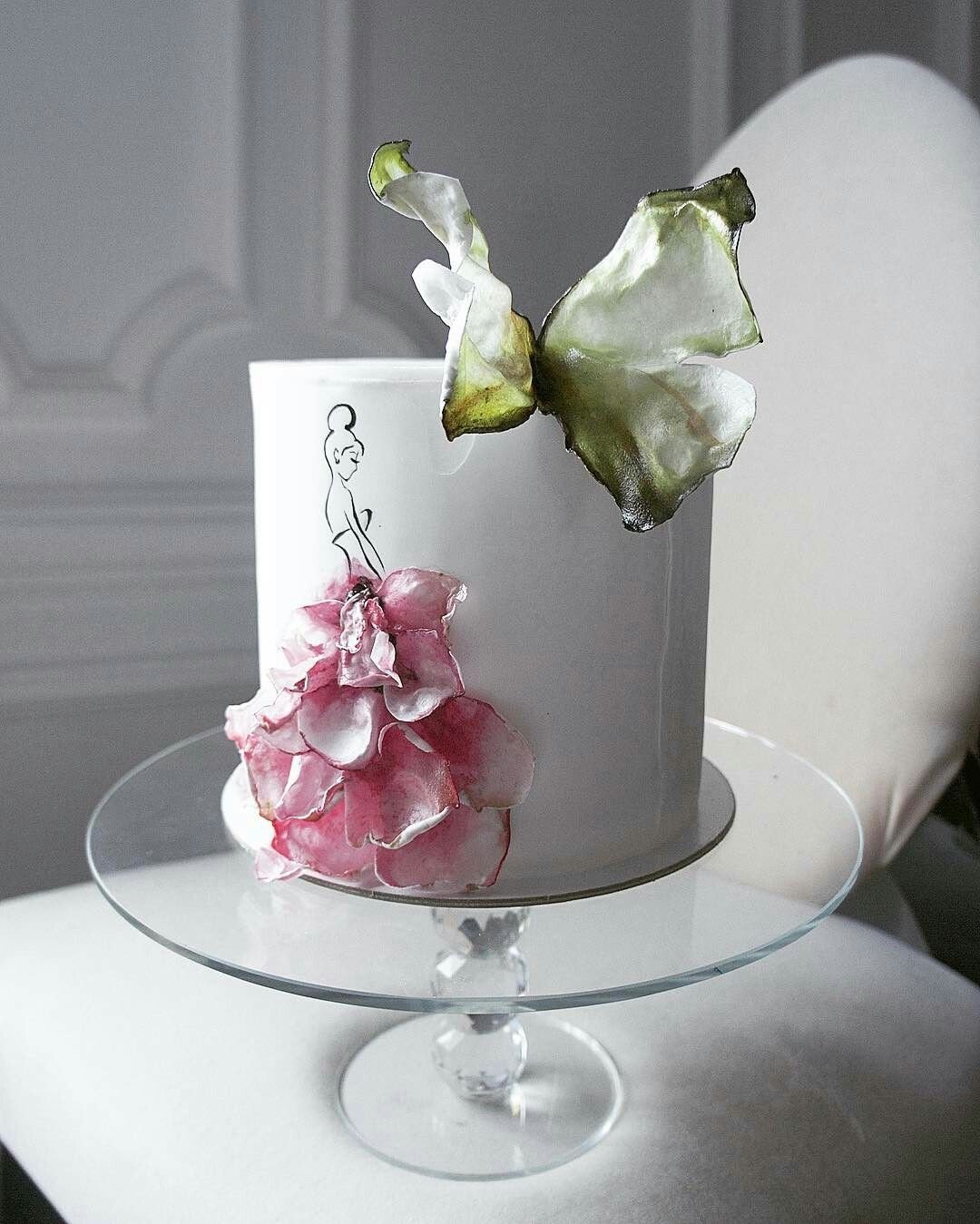 Декор торта с вафельными цветами и леденцами