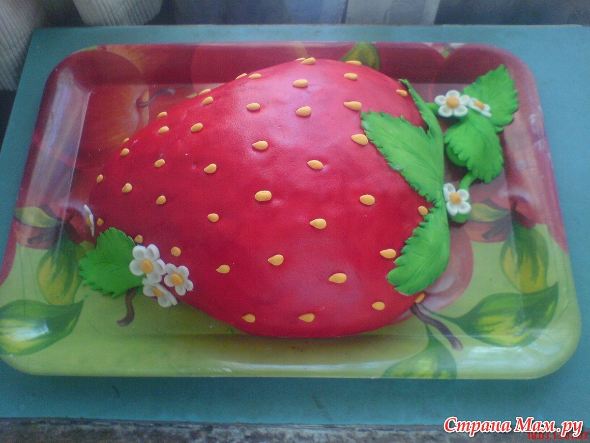 Торт в форме клубники из крема